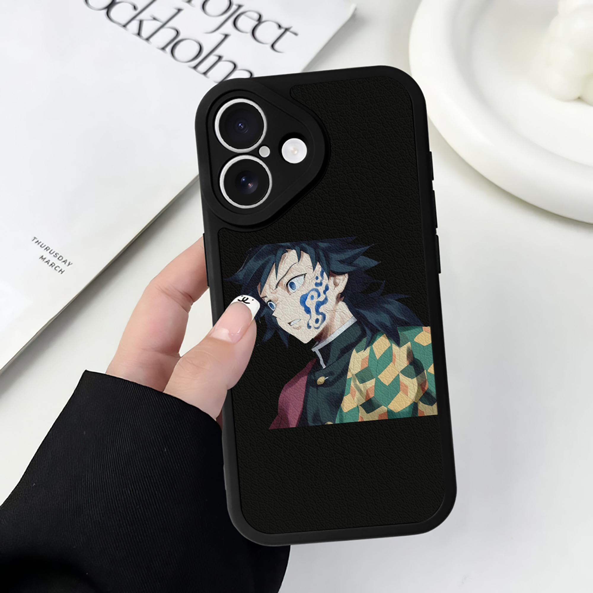 （画像用） 鬼滅の刃（きめつのやいば）水柱-冨岡 義勇／とみおか ぎゆう Tomioka Giyuu 【iPhone 16シリーズ対応】シリコンスマホケース（レザー調） 材質：シリコン